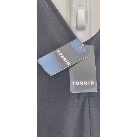 Torrid NWT Wide Leg Crop Seersucker Jumper. Size 2. Black. - Picture 6 of 8